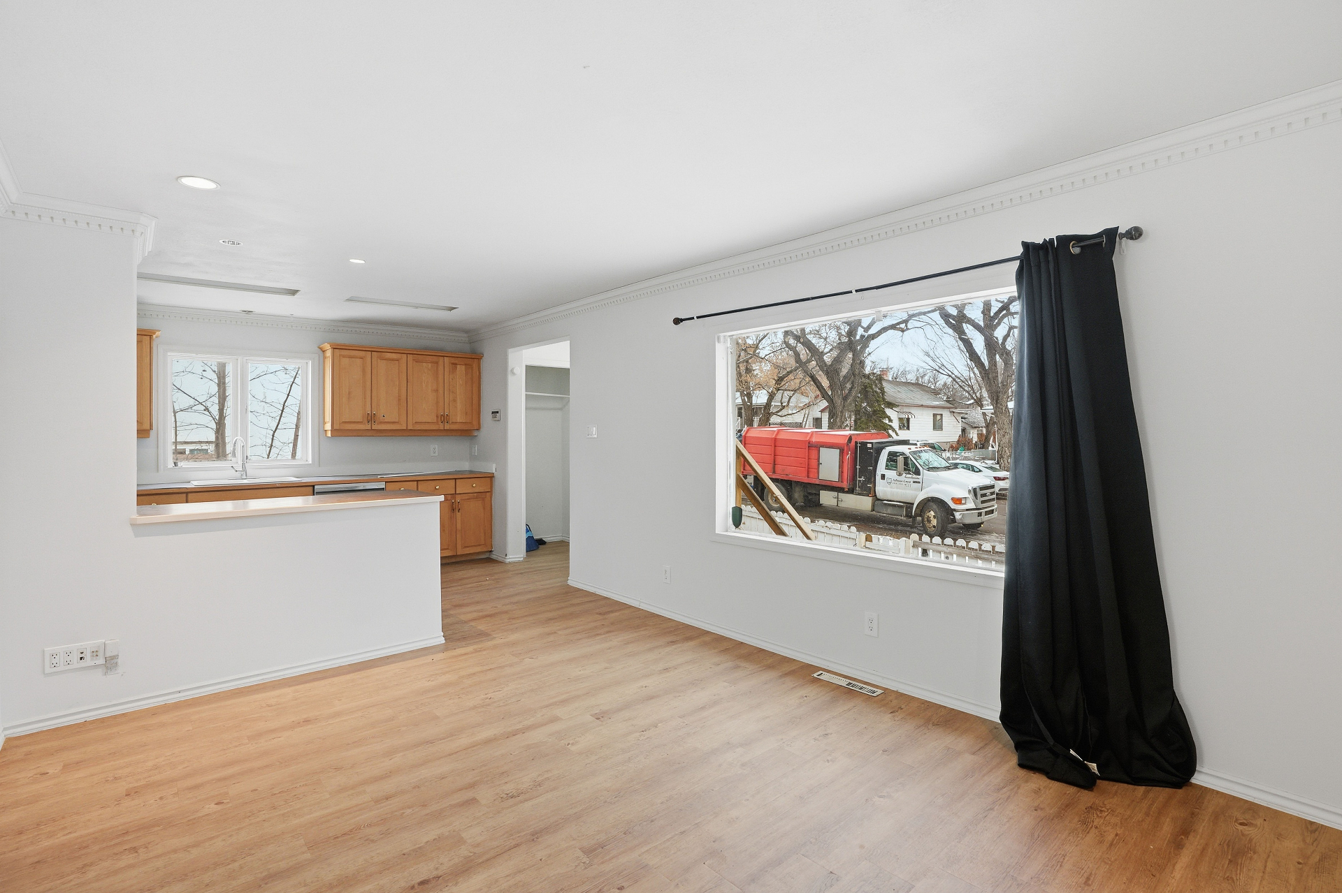 $31万，河西独栋出售，地下室分门出入带厨房+双车库，311 I Avenue N——林与唐地产 - 5